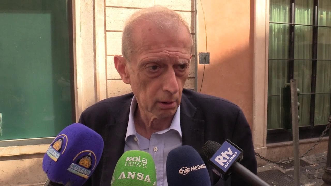 Fassino: "Indennità è adeguata, non mi sono lamentato. Ma 10 mila euro cifra lontana dalla realtà"