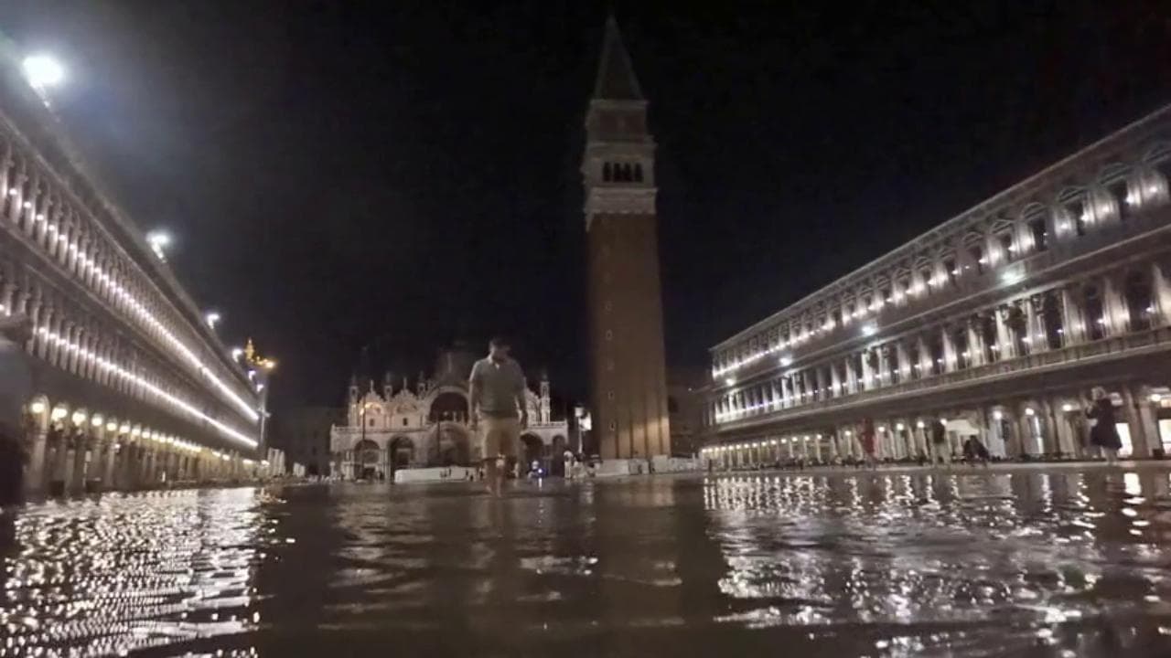 Acqua alta fuori stagione a Venezia: in piazza San Marco a piedi nudi e in stivali
