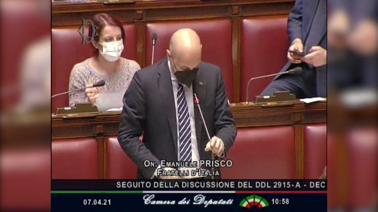 Camera, il deputato di Fdi Prisco: "L'Italia ha 300mila km di costa". Ma in realtà sono 8mila