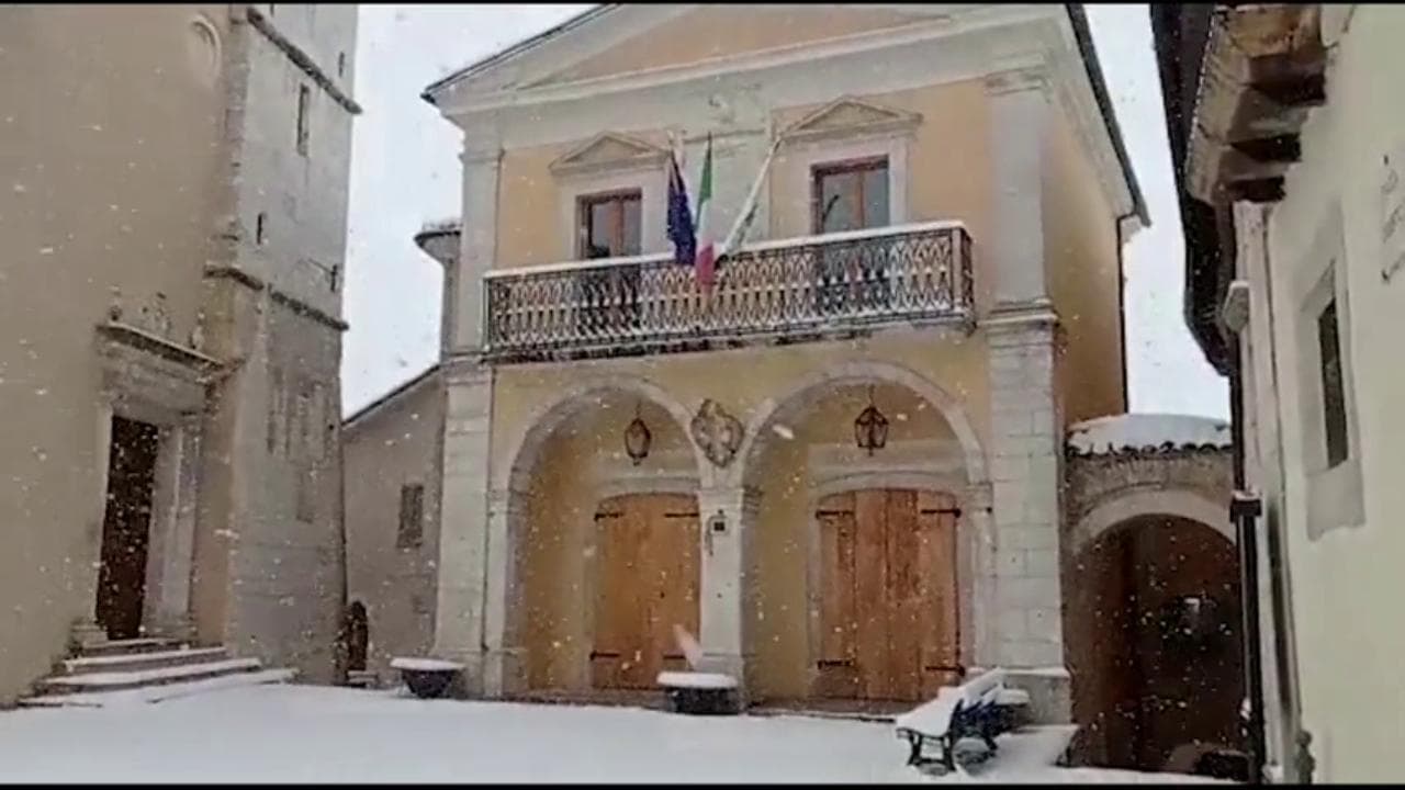 Maltempo, freddo polare nel Parco Nazionale d'Abruzzo: la neve ricopre Barrea