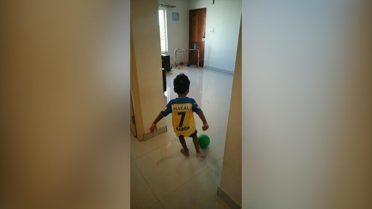 India, fenomeno del pallone a tre anni: il bambino prodigio che fa cose impressionanti