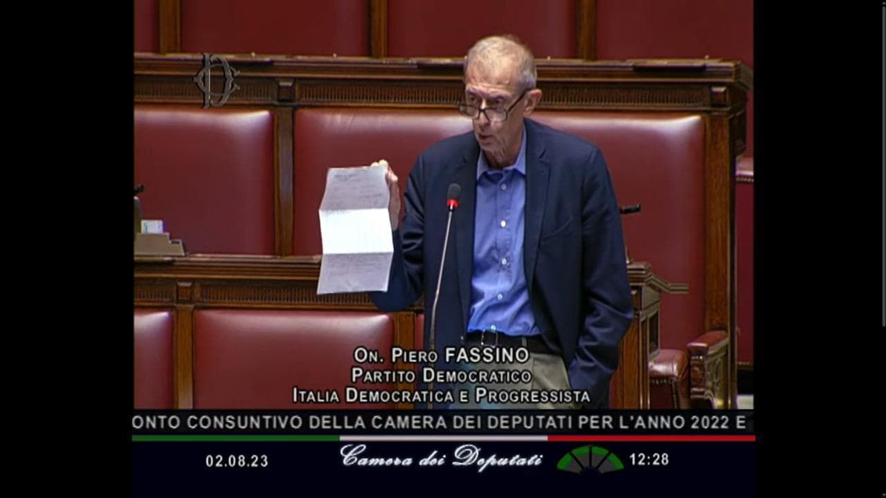 Fassino: "Stipendi d'oro per i deputati? Non è vero". E mostra il cedolino da 4.718 euro netti