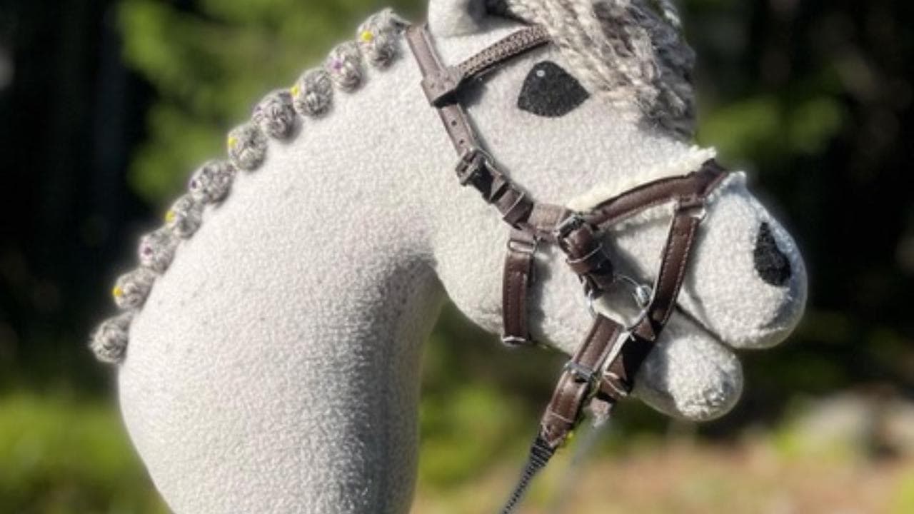 Come l'equitazione ma il cavallo è finto: cos'è l'Hobbyhorse, il bizzarro sport che spopola in Finlandia