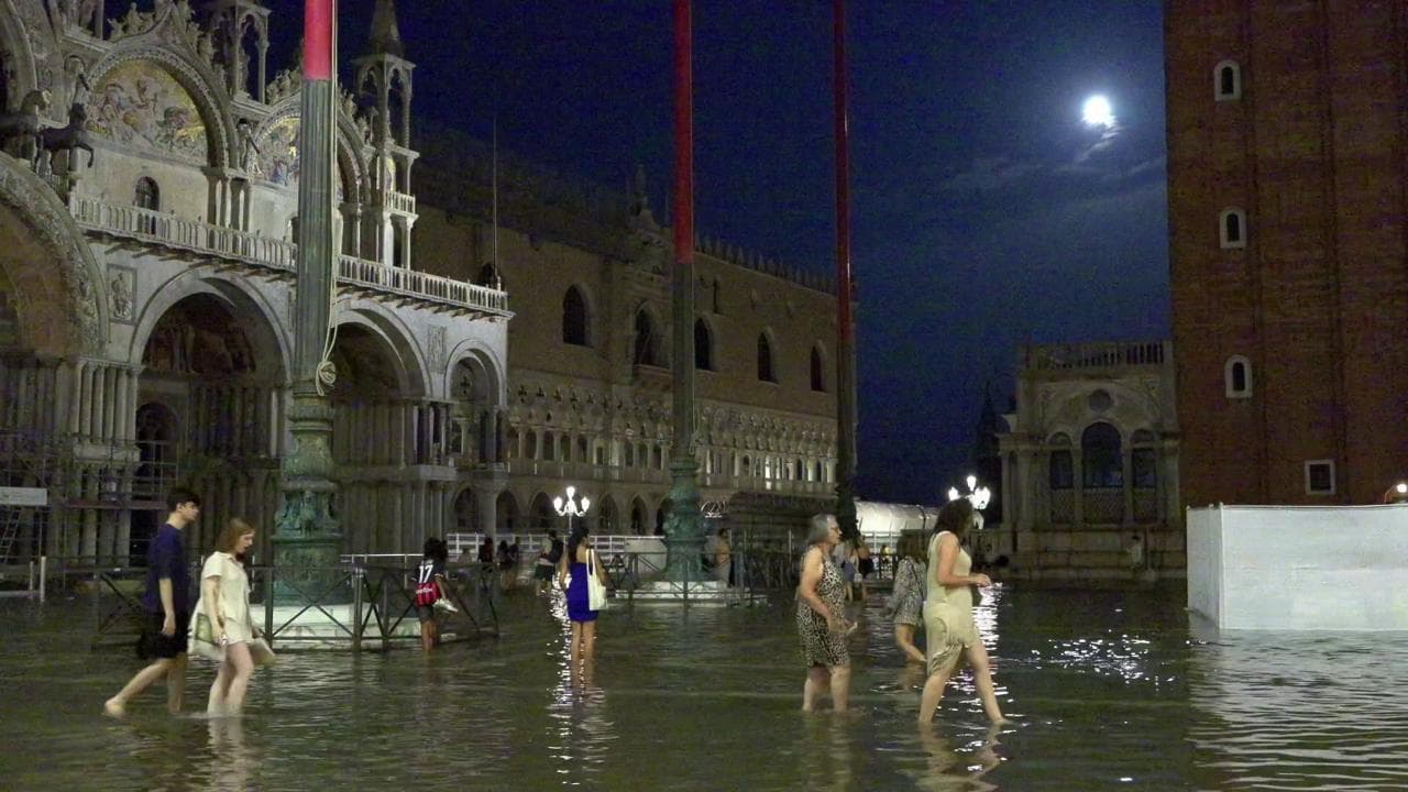Venezia, acqua alta e superluna per la gioia dei turisti. Ma l'Unesco avverte: la città è in pericolo