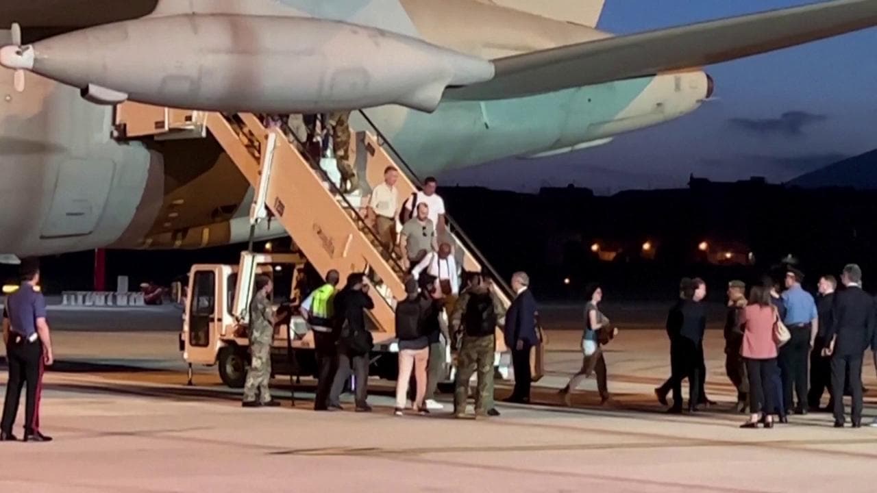 Colpo di Stato in Niger, atterrato a Ciampino il volo speciale con 36 italiani a bordo: “Tajani, situazione sotto controllo “