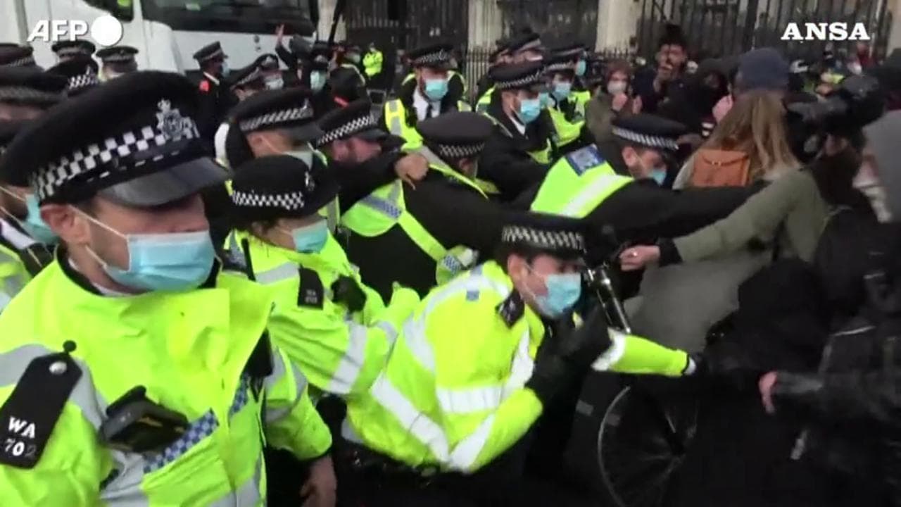 Londra, scontri con la polizia durante la manifestazione “Kill the Bill”: decine di arresti
