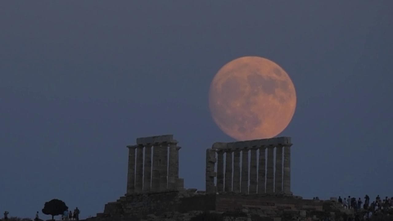 La Superluna dà spettacolo in Grecia: il timelapse da brividi dietro il tempio antico