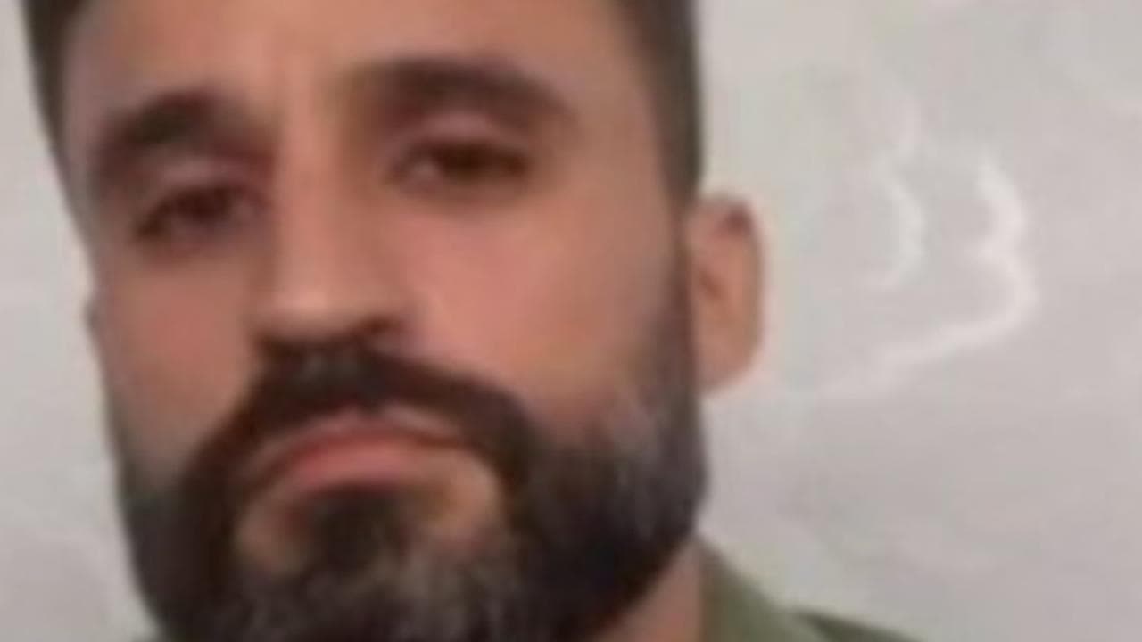 Un infermiere spagnolo mostra i segni di un anno di lavoro in terapia intensiva