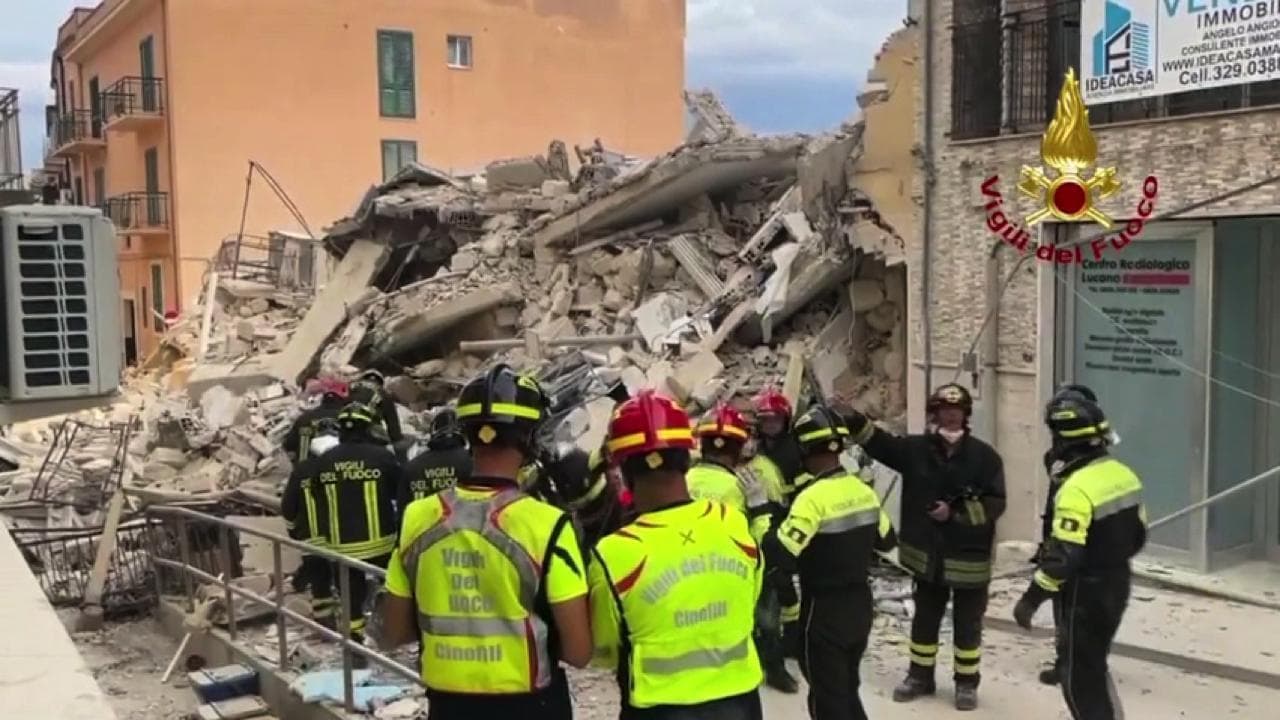 Crolla un edificio in ristrutturazione a Matera, i Vigli del fuoco al lavoro tra le macerie