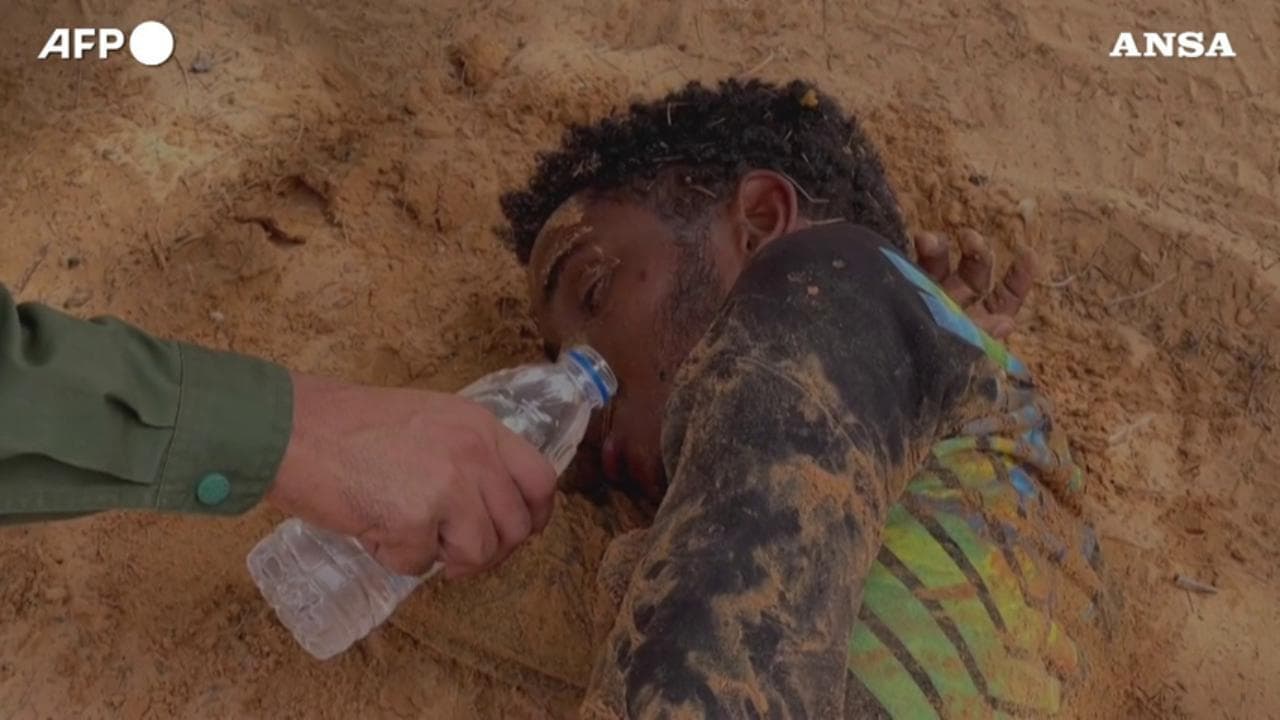 Abbandonati nel deserto, i migranti vagano sfiniti tra Tunisia e Libia: le terribili immagini