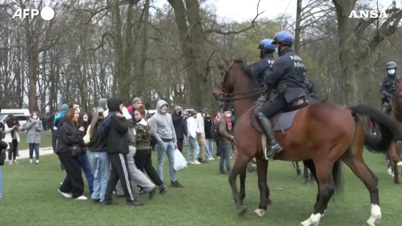 Bruxelles, il pesce d'aprile finisce male: la polizia disperde la folla dal finto concerto