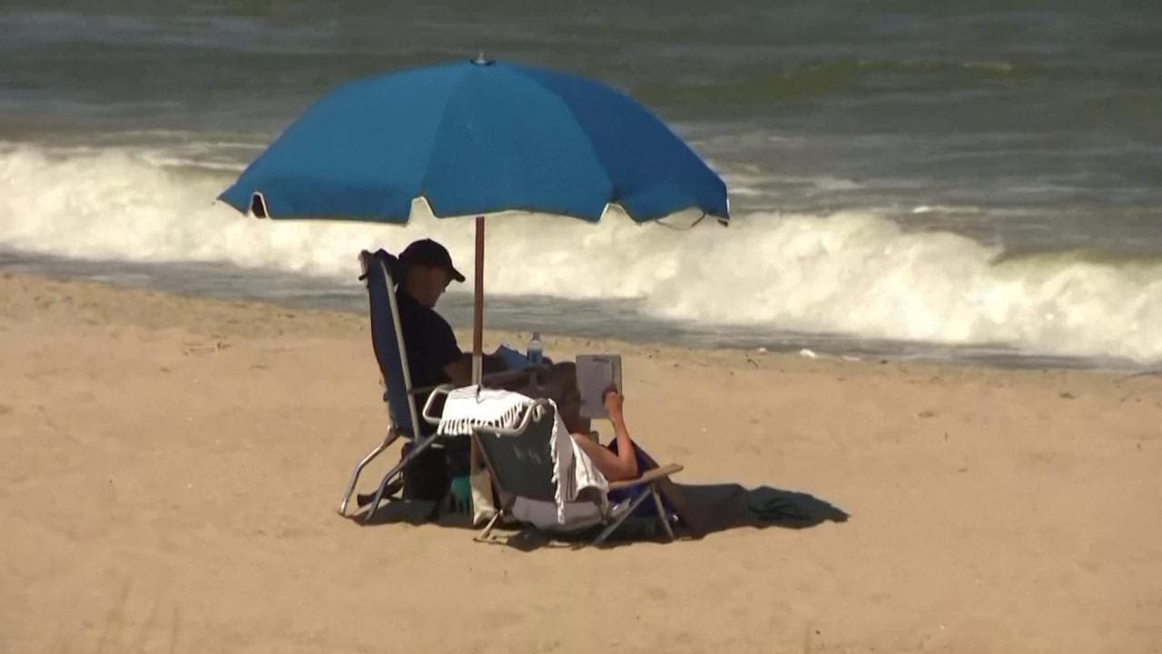 Le vacanze al mare del presidente Usa: relax sotto l'ombrellone per Joe Biden e la moglie