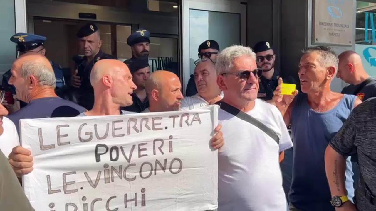 Stop al reddito tensione e proteste: presidiati uffici comunali e dell'Inps a Napoli e in provincia