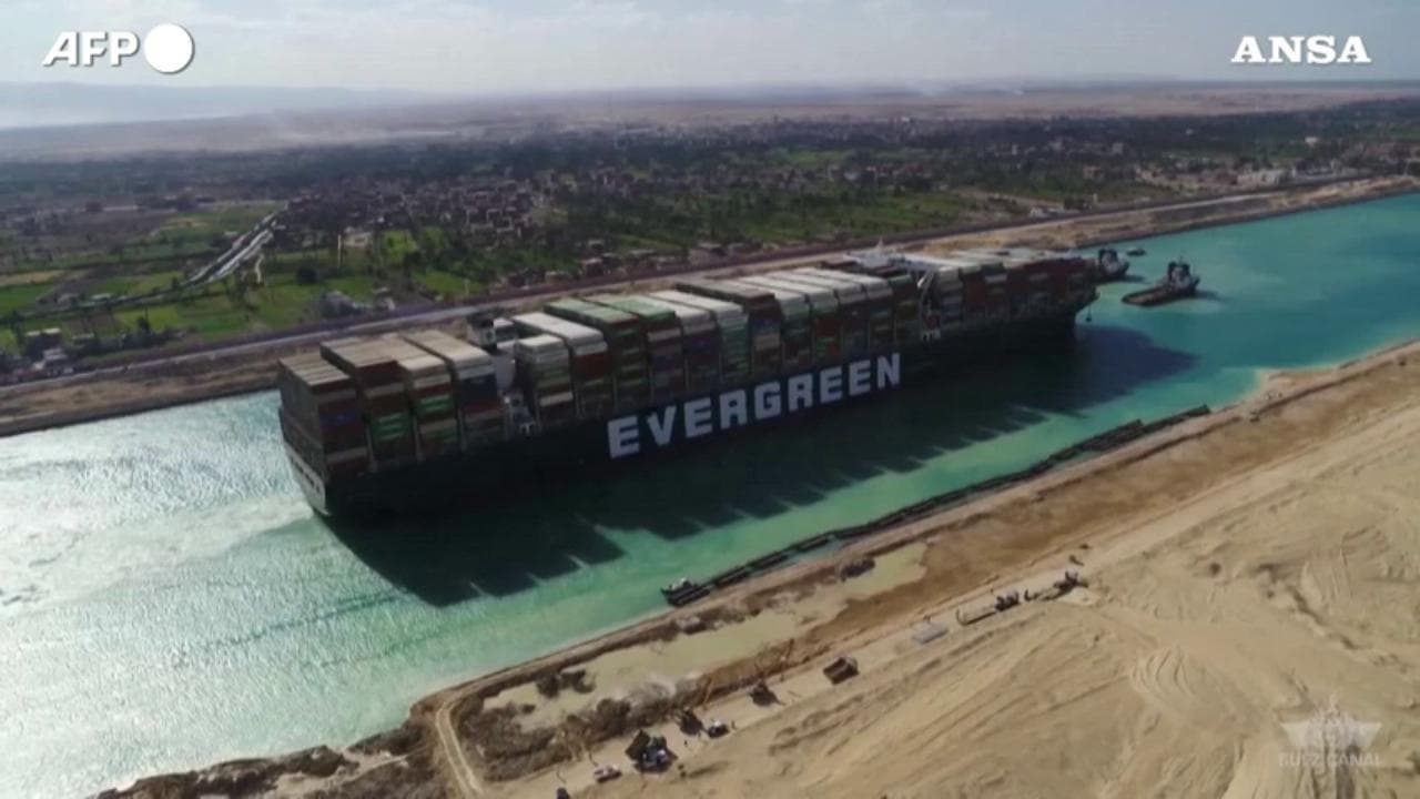 Suez, le immagini aeree della Ever Given disincagliata
