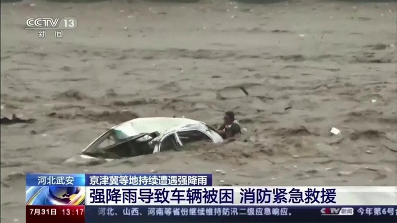Cina, l’incredibile salvataggio di un automobilista intrappolato nell’auto trascinata dal fiume in piena