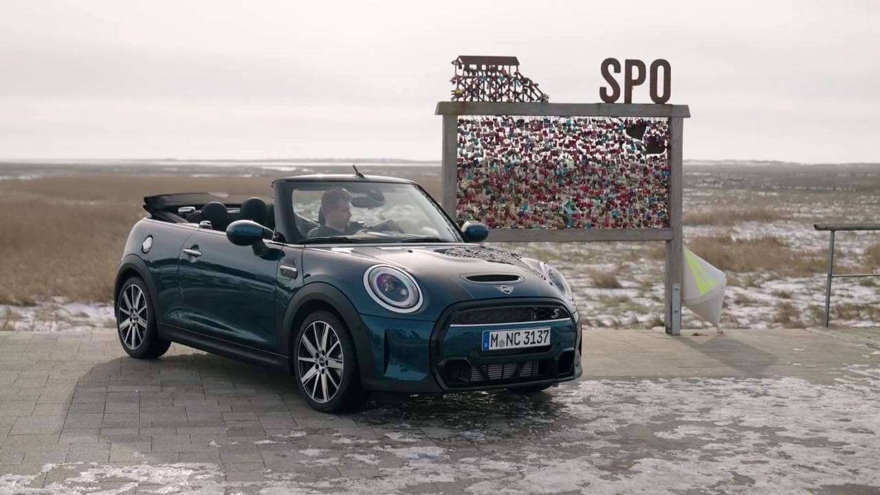Con la Mini Cooper S Cabrio Sidewalk tra mulini a vento e fari