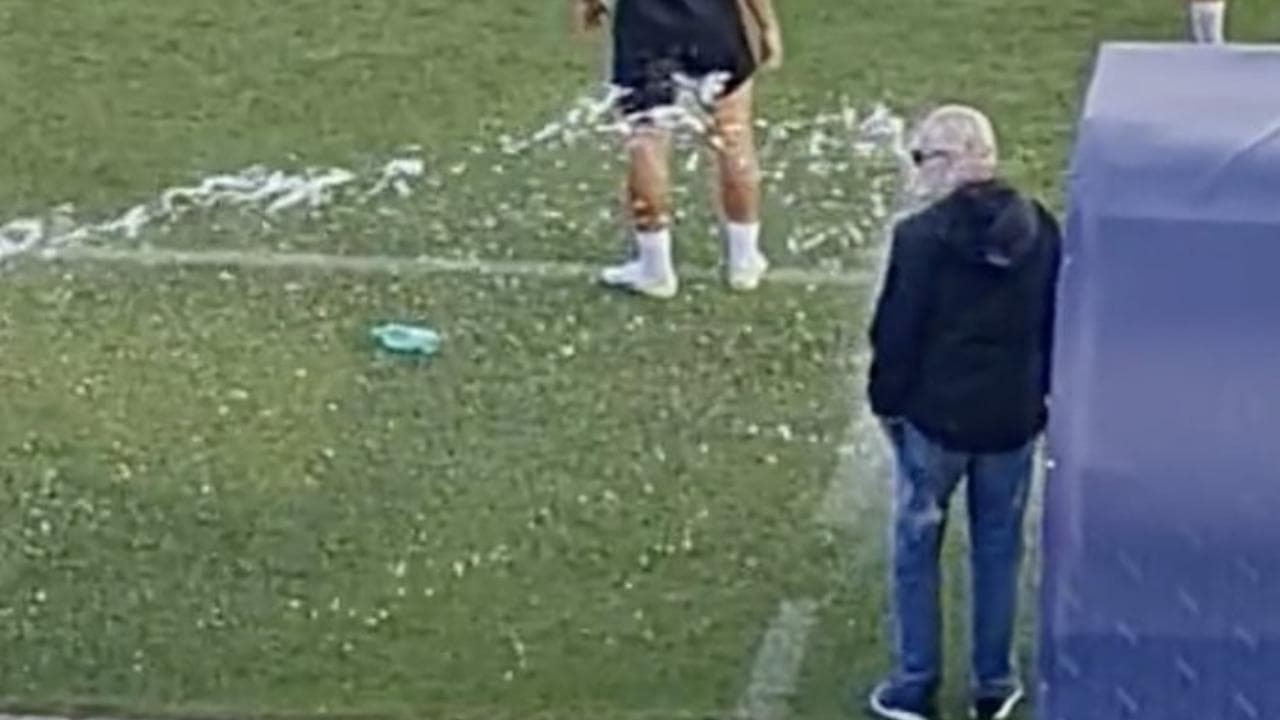 Napoli, allenamento con sorpresa per il presidente De Laurentiis: un idrante gli fa la doccia