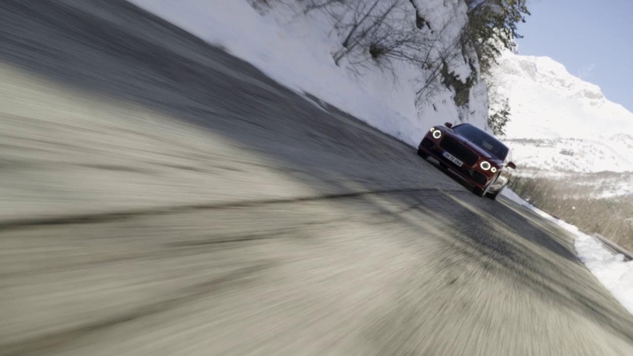 Bentayga Flying Spur V8, sulle montagne abruzzesi ancora innevate