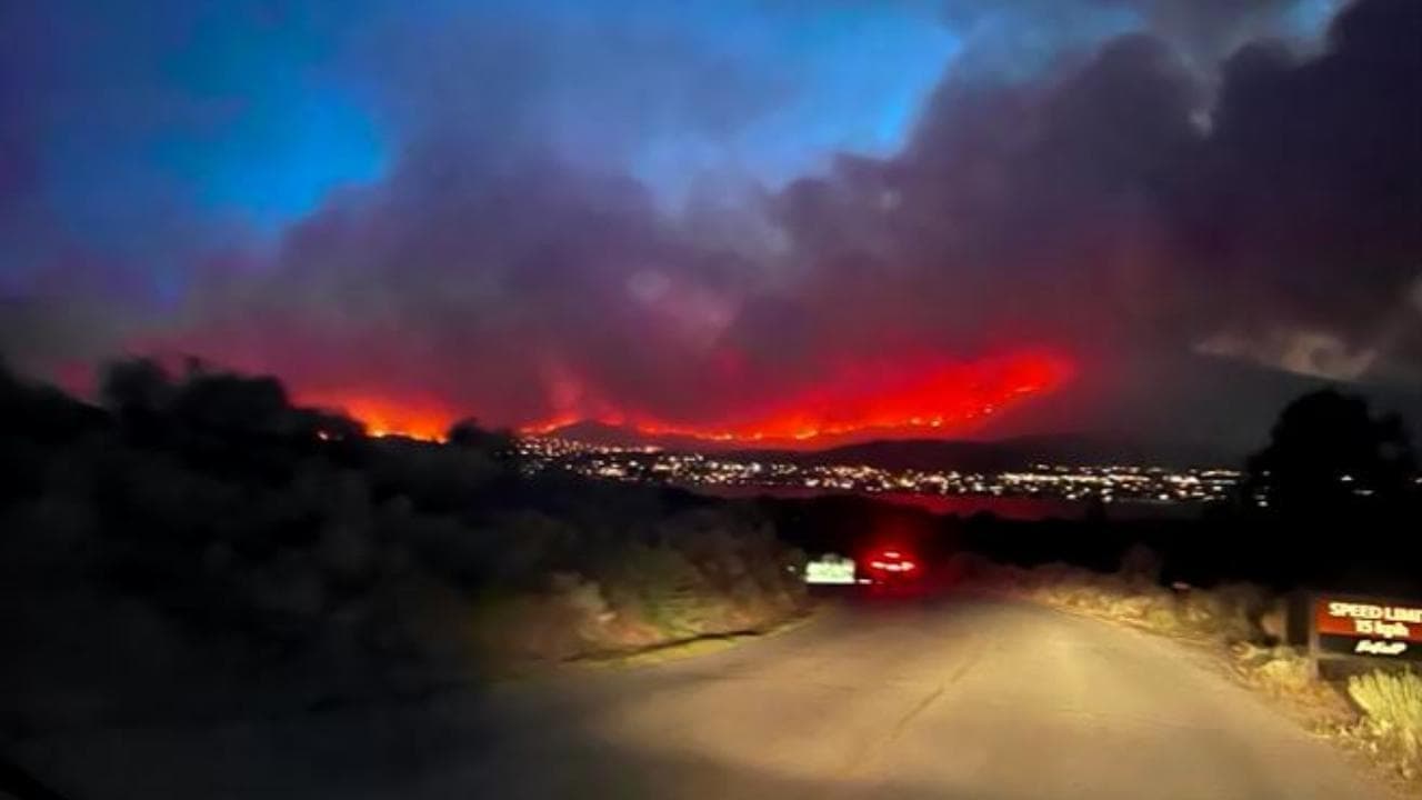 Canada, un vastissimo incendio ha superato il confine con gli Stati Uniti. Evacuazione per migliaia di persone