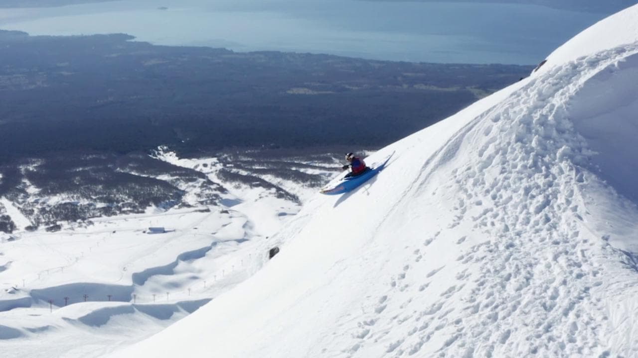 Cile, giù dal vulcano innevato con il kayak: la discesa a 100 km/h