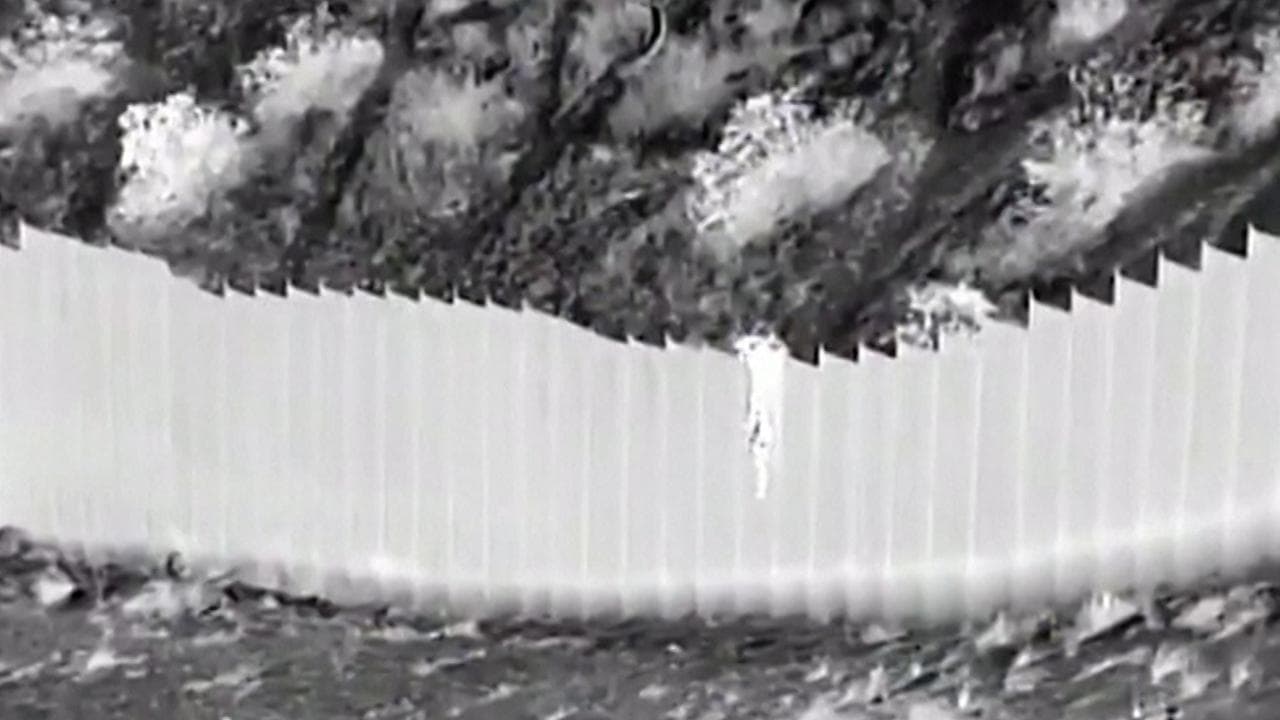 Messico, trafficanti gettano due bambine oltre il muro con gli Usa: salvate dalla polizia