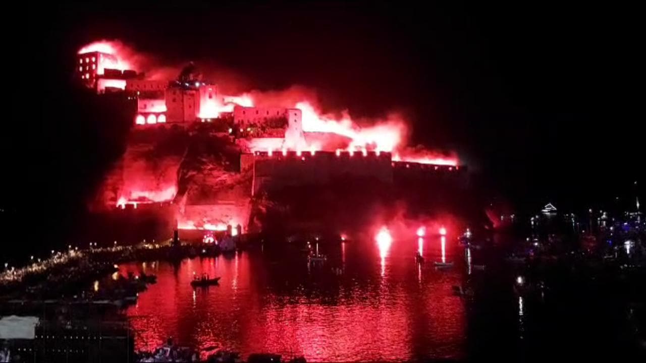 Ischia, la suggestione dell'incendio simulato del Castello