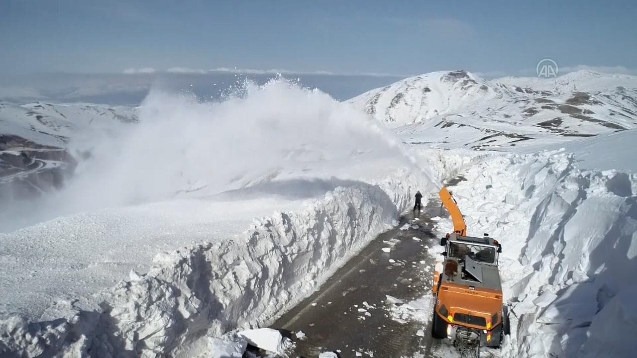 Turchia, la strada riaffiora tra muri di neve alti come case: le immagini dal drone sono ipnotiche