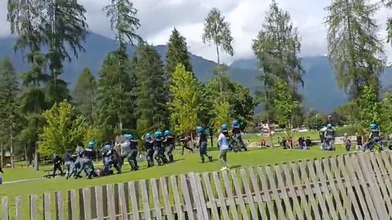 Calcio, altro che amichevole. Cariche della polizia a Pinzolo per dividere tifosi di Torino e Modena