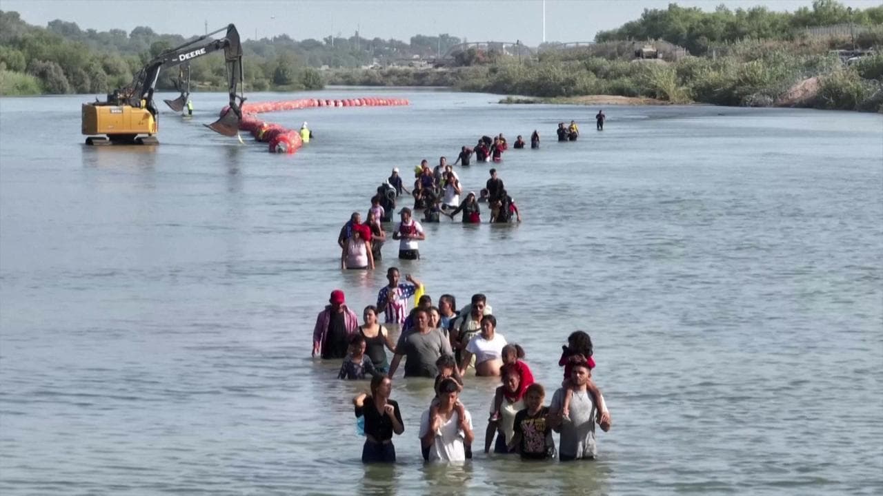 Usa, la barriera galleggiante sul Rio Grande: i migranti la aggirano e approdano in Texas