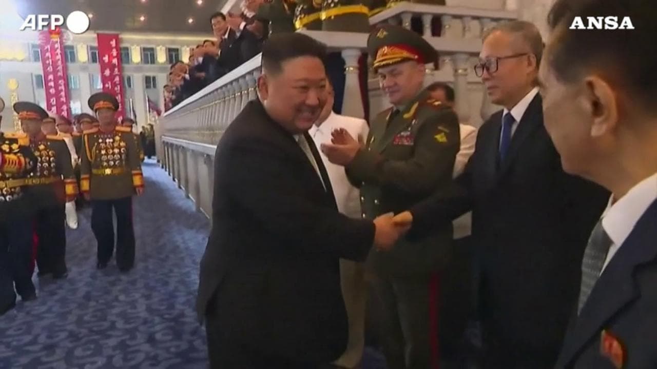 Corea del Nord: alla parata per le celebrazioni dell'armistizio Kim mostra missili balistici e droni