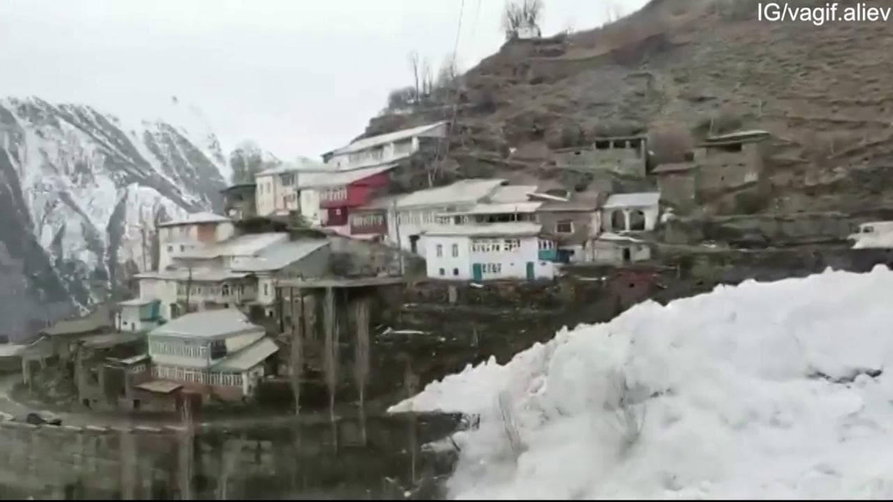 Russia, valanga si stacca dal fianco di una montagna: villaggio viene sommerso dalla neve