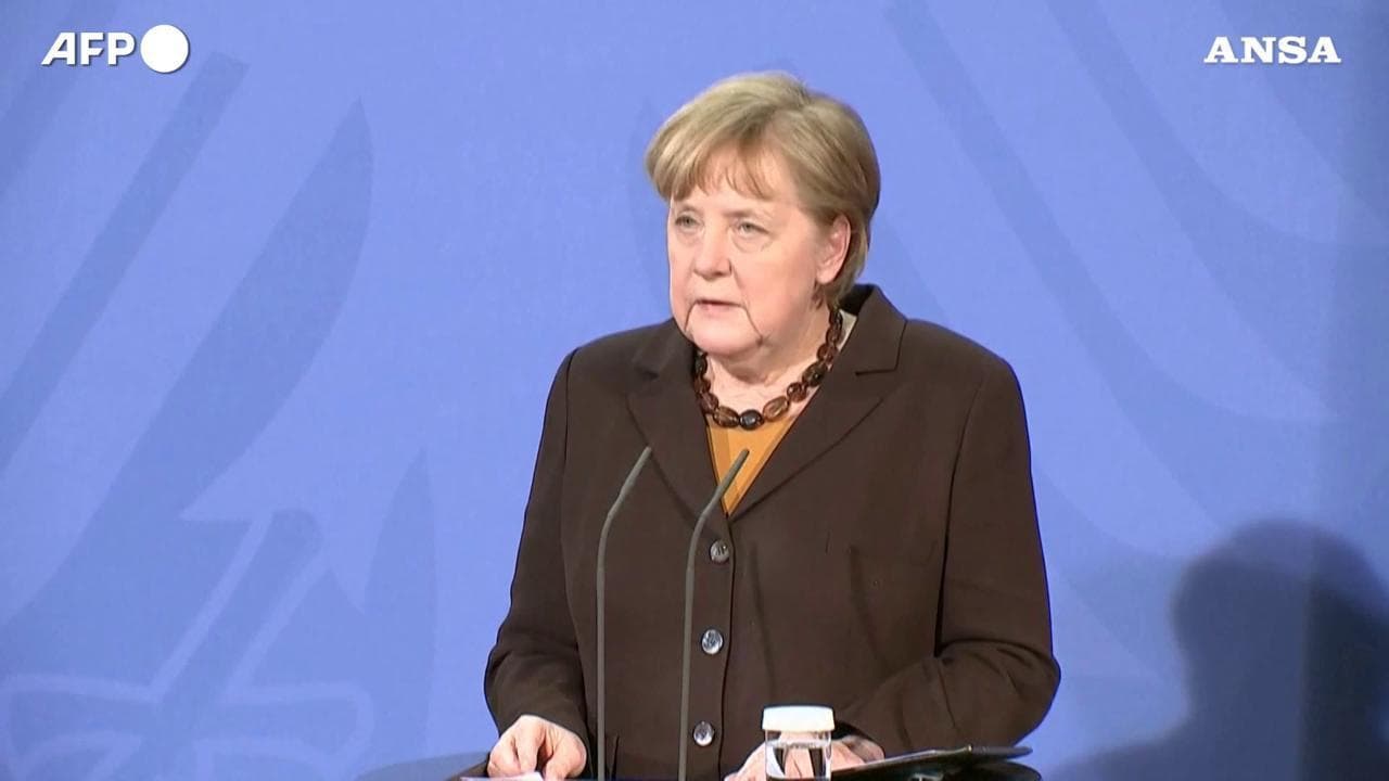Coronavirus, Merkel: "Niente vaccino AstraZeneca per chi ha meno di 60 anni"