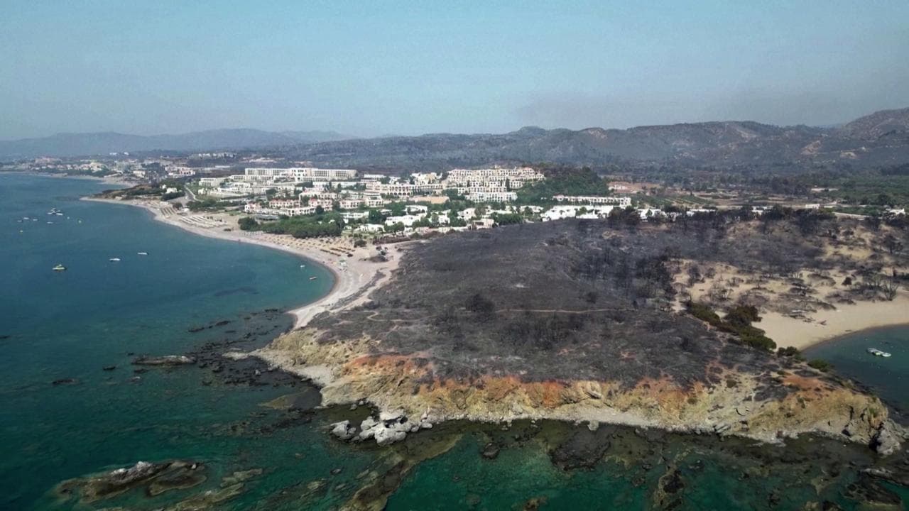 Rodi dopo gli incendi, l'isola devastata dalle fiamme: le immagini dal drone