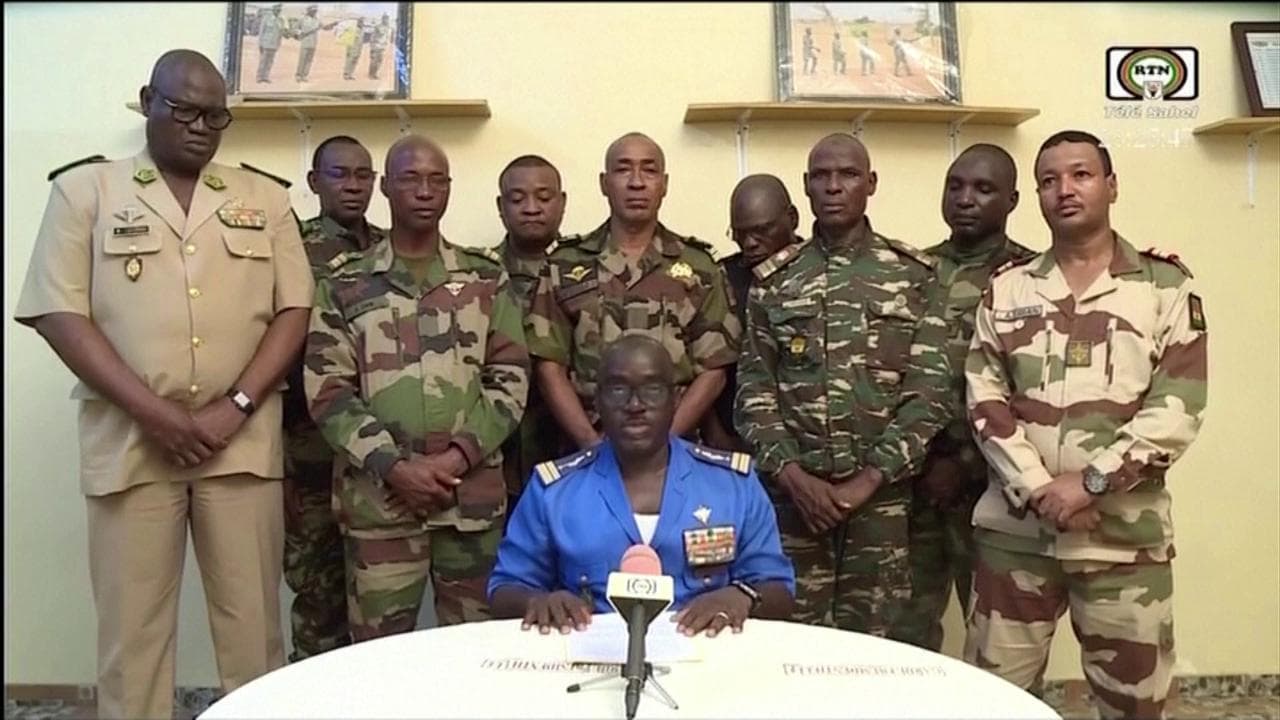 Golpe in Niger, militari destituiscono il presidente Bazoum: il comunicato letto in tv