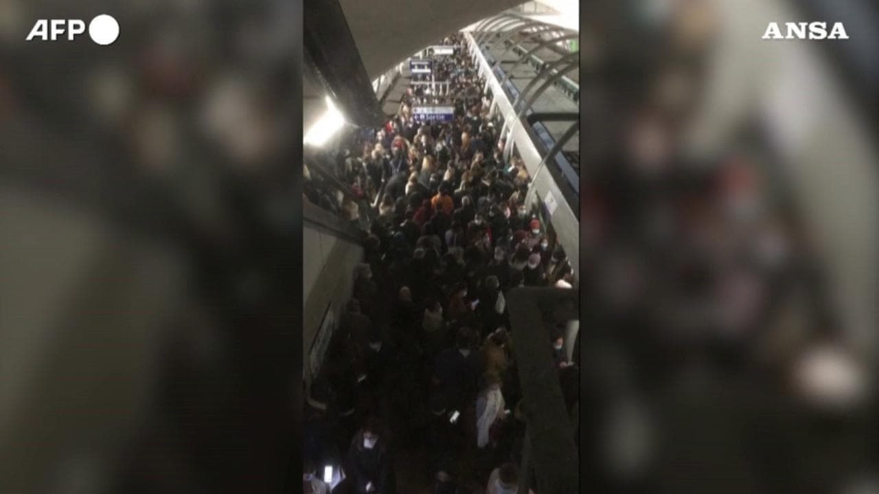Parigi, guasto alla metropolitana: centinaia di persone affollano la stazione