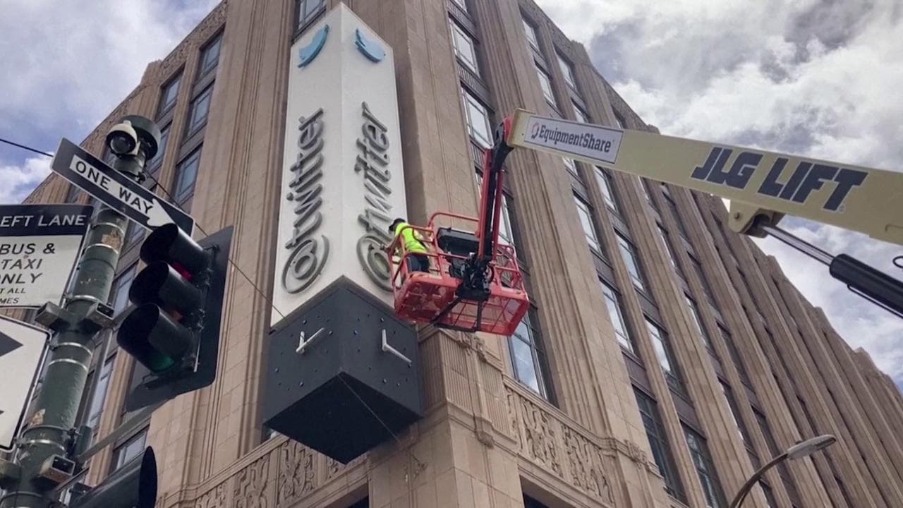 Operai smontano il cartello di Twitter a San Francisco, ma vengono interrotti dalla polizia