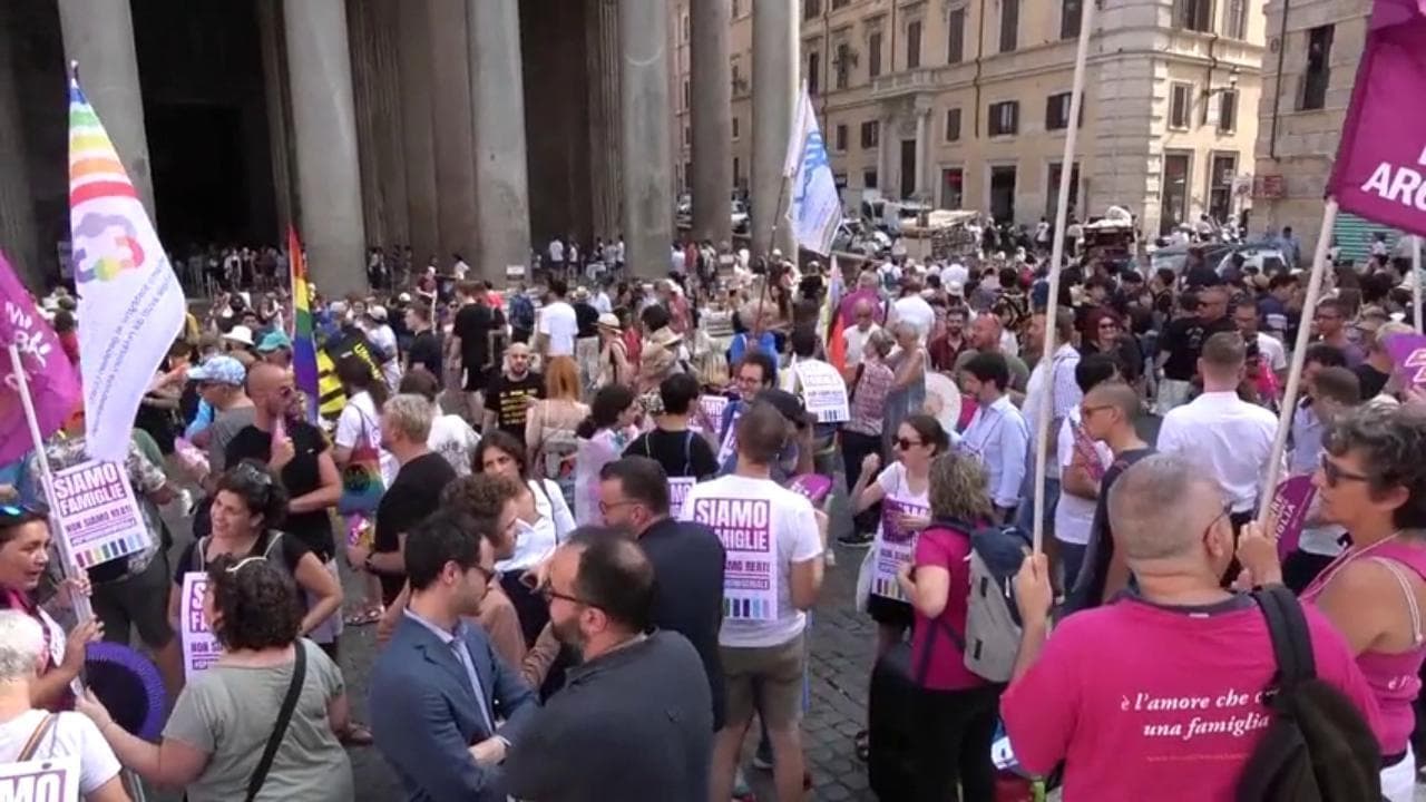 Maternità surrogata, +Eu, Si e Pd in piazza con le famiglie arcobaleno contro il reato universale