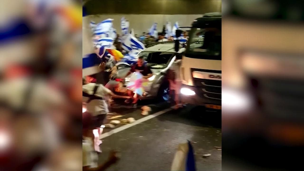 Israele, il momento in cui un'automobile ha investito i manifestanti anti riforma della giustizia