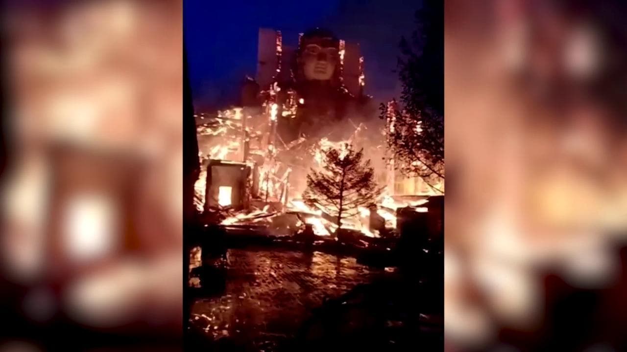 Cina, in fiamme la gigantesca statua di Buddha nel tempio di Gansu