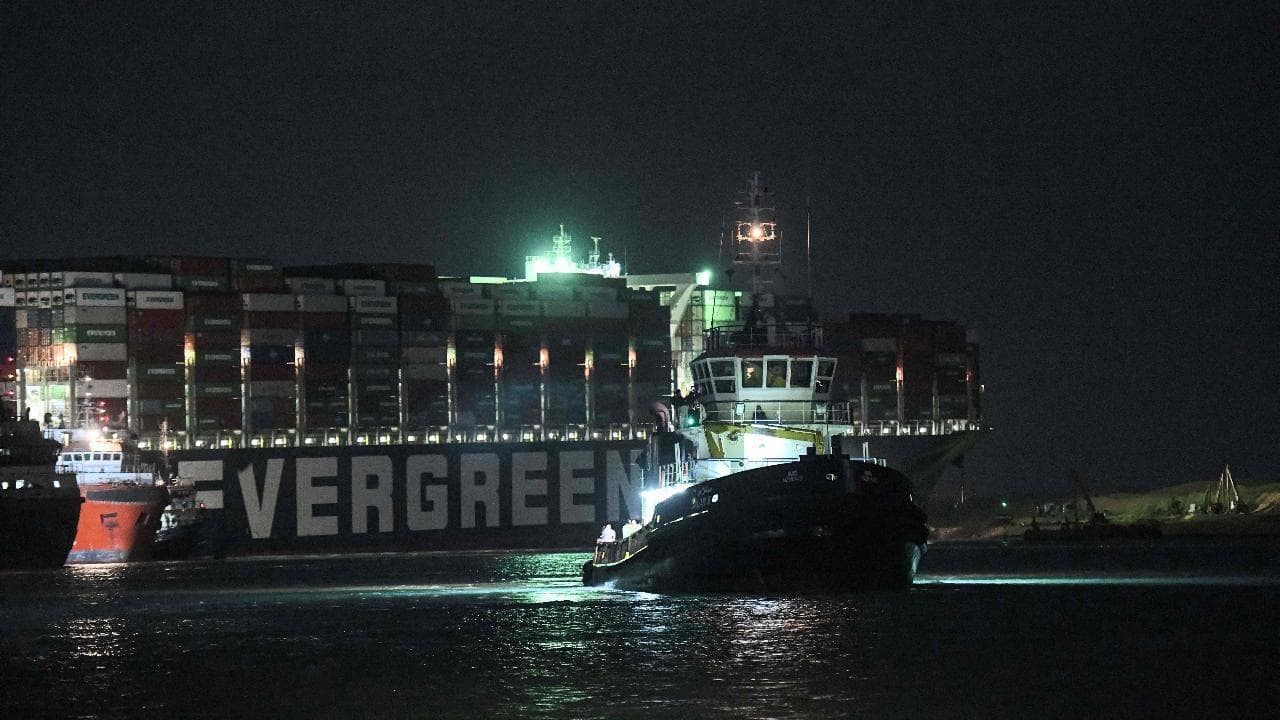 Canale di Suez, le operazioni fallite per rimettere in navigazione la Ever Given
