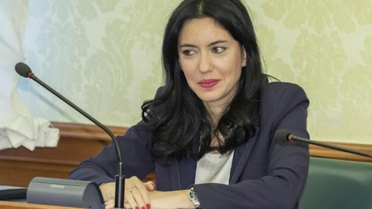 Azzolina e lo stalker al ministero: "Sasso non si scusa e le donne del centrodestra hanno taciuto"