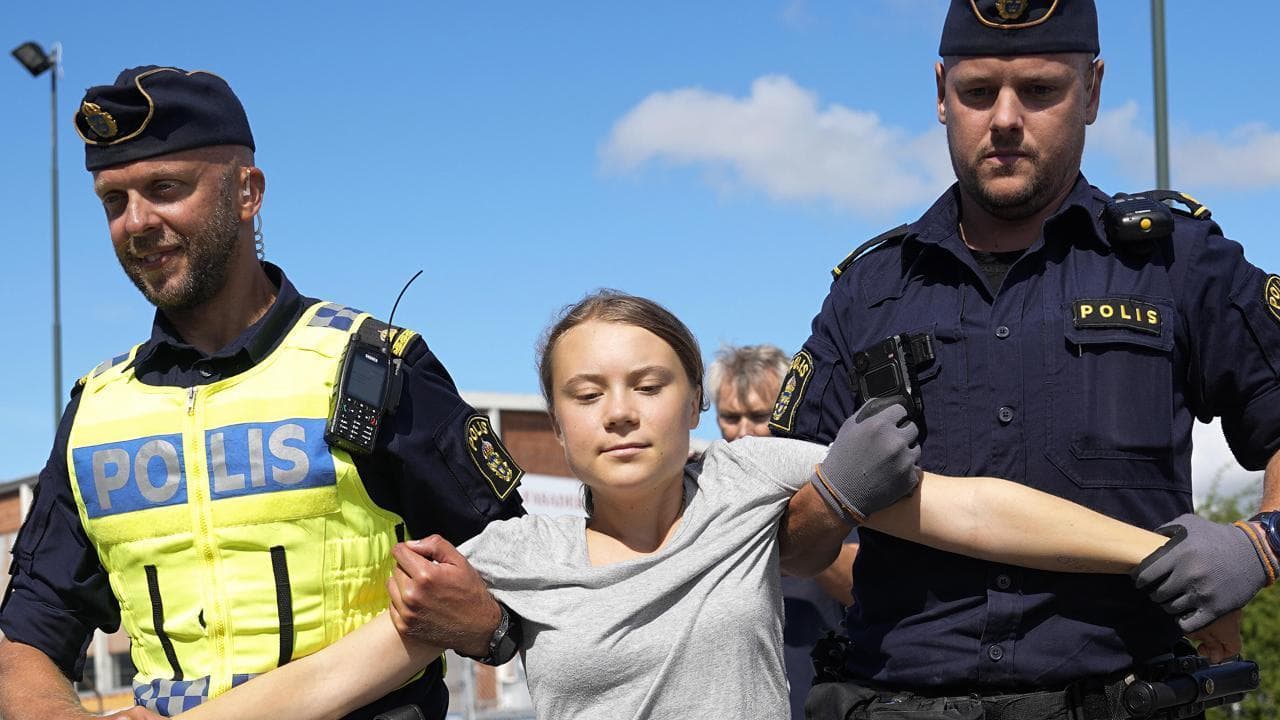 Greta Thunberg finisce in tribunale per resistenza alla polizia: così giustifica il suo gesto