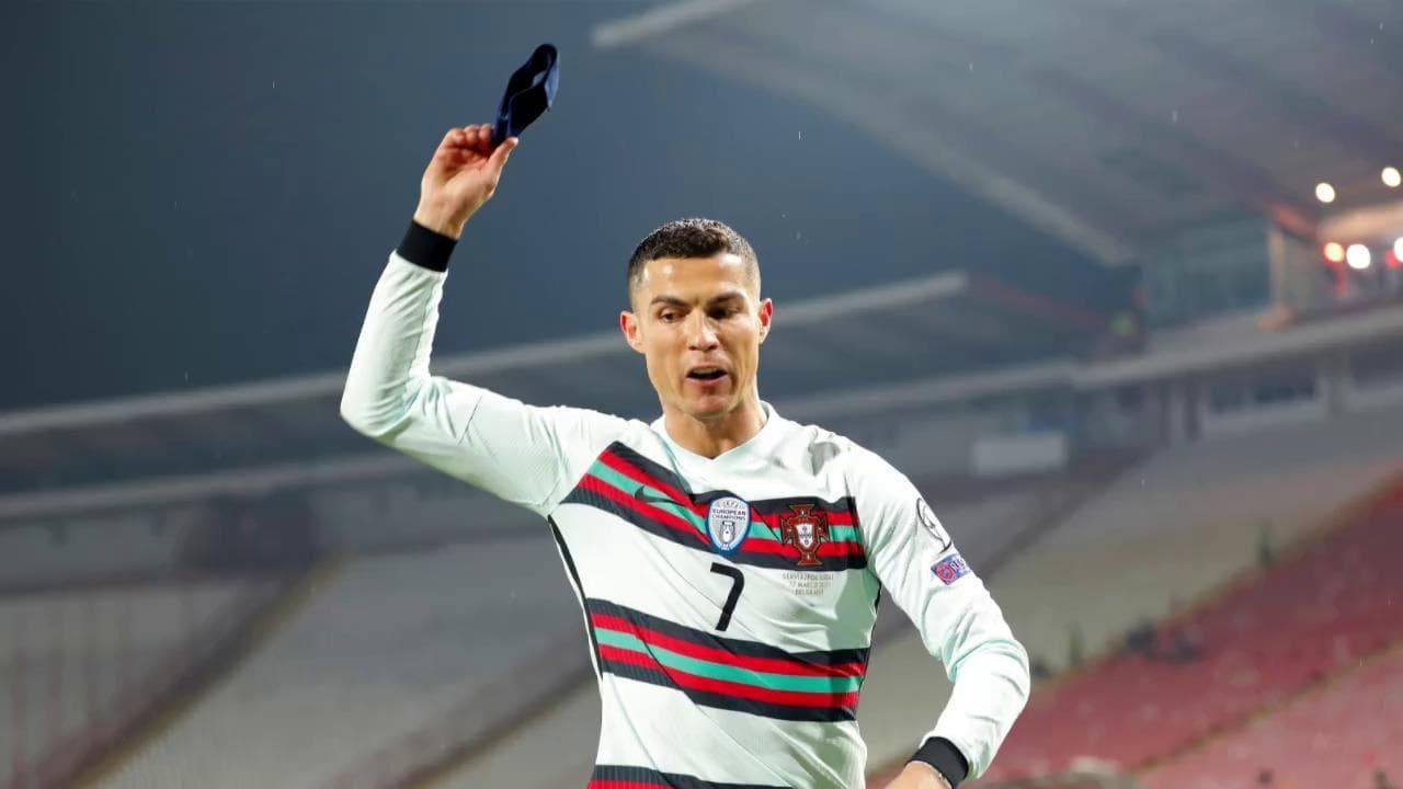 Ronaldo furioso: gol fantasma col Portogallo, si sfila fascia di capitano e la lancia a terra