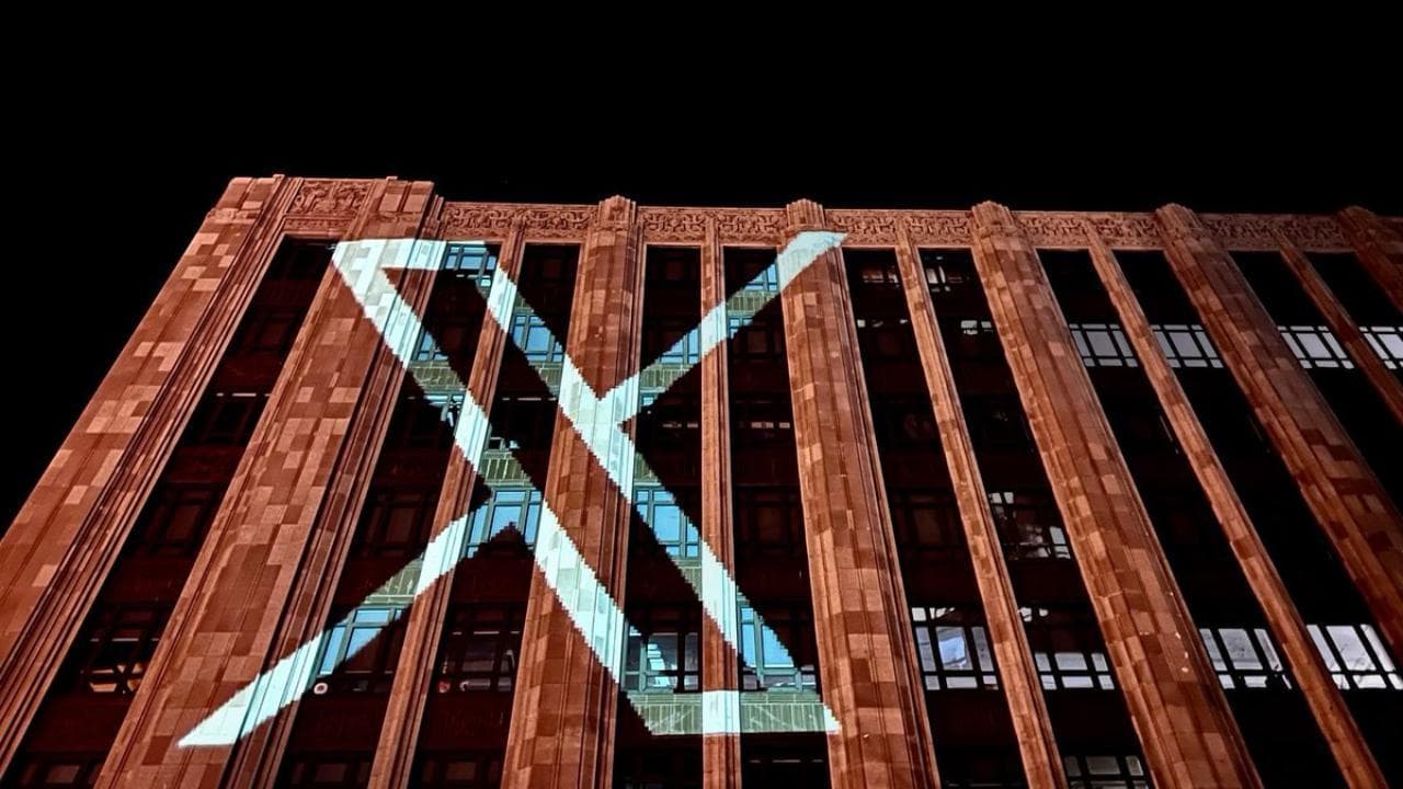 Sul quartier generale di Twitter è stato proiettato il nuovo logo: una X