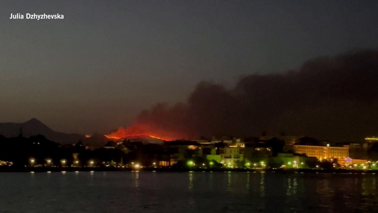 Grecia, le immagini del vasto incendio scoppiato a Corfù