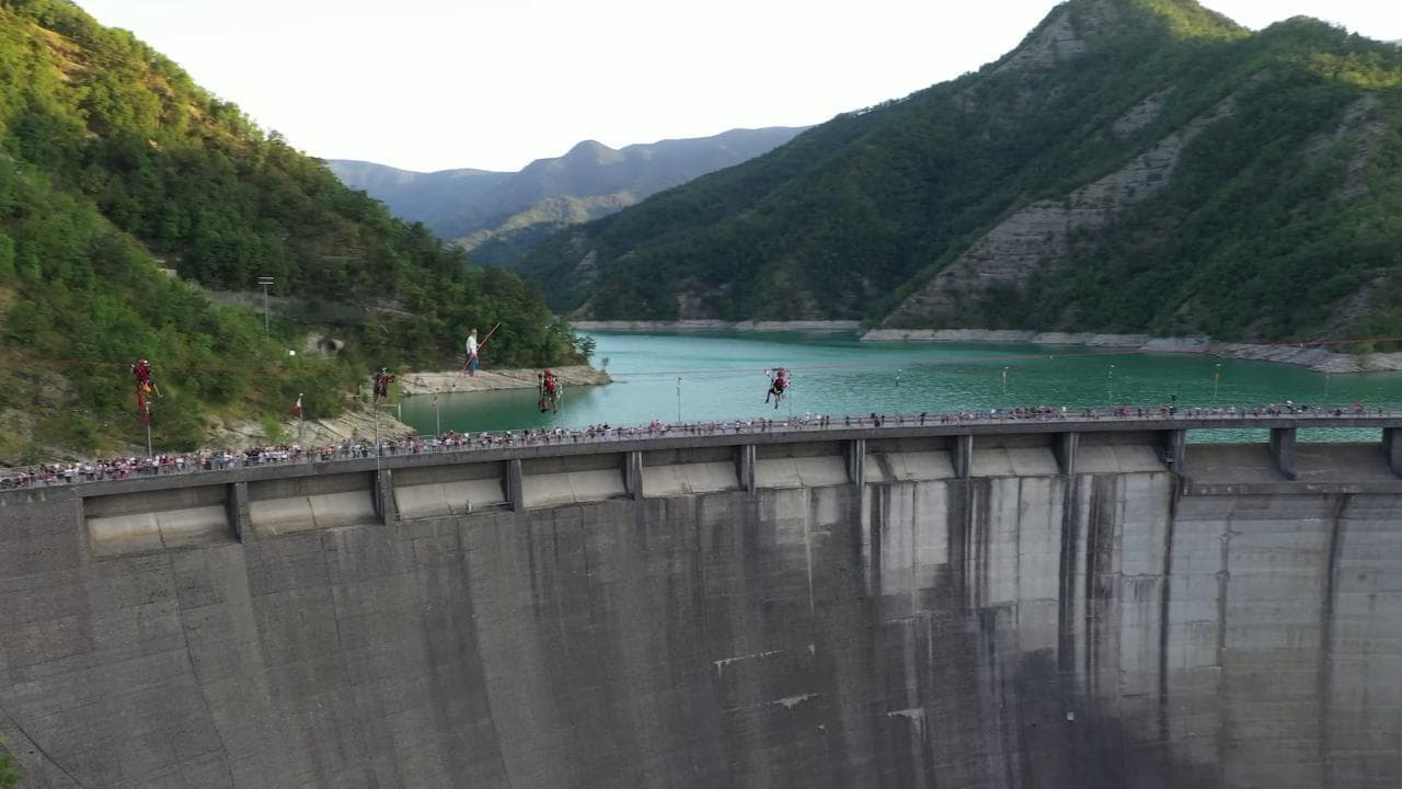 Sospeso 140 metri sopra la diga, l'impresa del funambolo: la più lunga camminata con contrappesi umani
