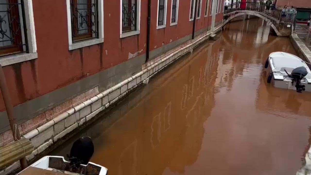 Venezia, l'acqua dopo la grandinata diventa arancione: ecco perché