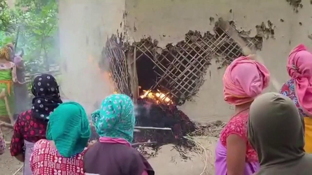 India, costrette a sfilare nude dopo stupro. La furia delle donne: incendiano casa del violentatore