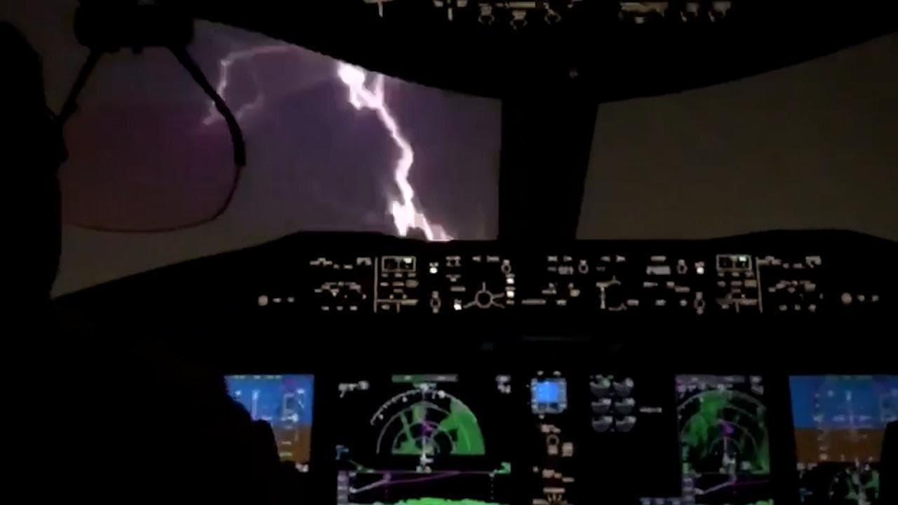 Panama, fulmine colpisce l'aereo: le riprese dalla cabina di pilotaggio