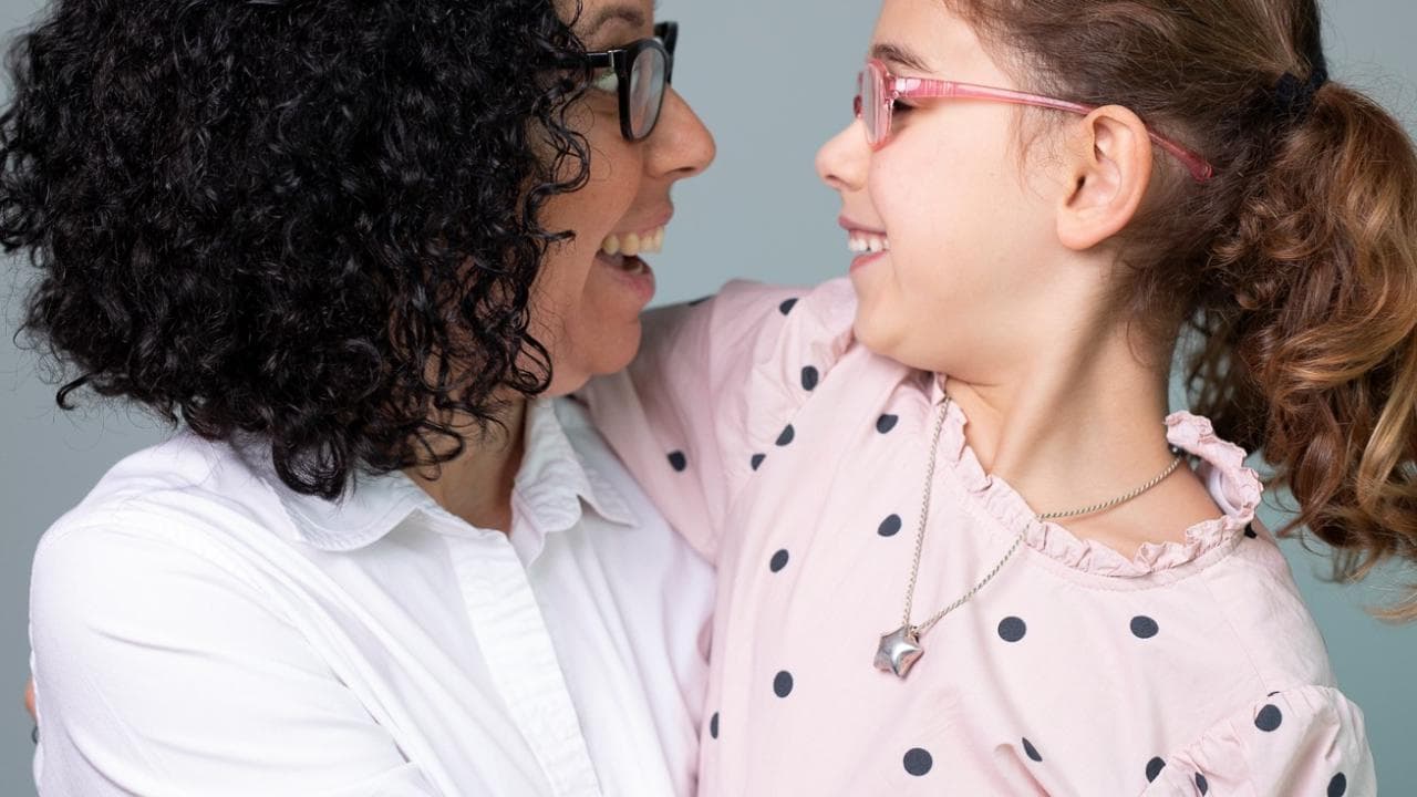 L'appello delle star per Vicky:  "Aiutiamo i Bambini a vedere più a lungo"